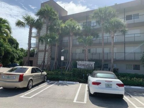 2000 Federal Hwy, Boynton Beach FL  33435-6957 exterior