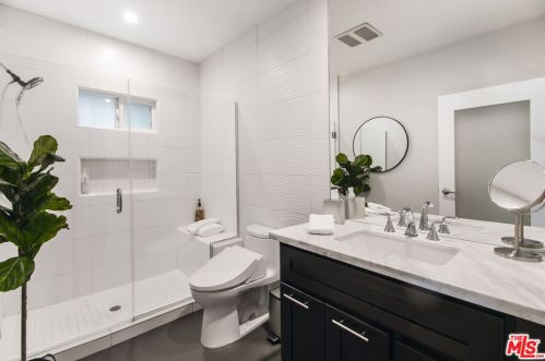 3200 Wrightwood Dr, North Hollywood, CA 91604-3936