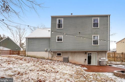 5483 Rector Dr, Woodbridge VA  22193-3703 exterior