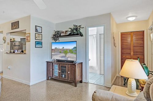 8490 10th St, Hollywood FL  33024-4939 exterior