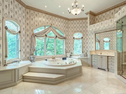 63 Salierno Rd, Tuxedo Park NY  10987-4712 exterior