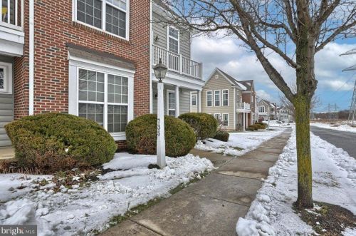 735 Stag Ct, Hummelstown, PA 17036-7201