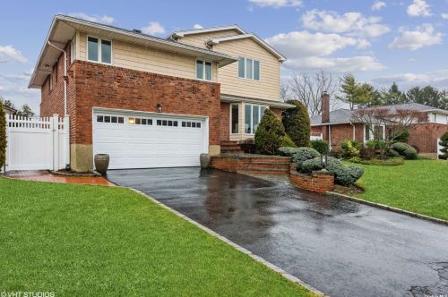 1215 Day St, Seaford, NY 11783-1523