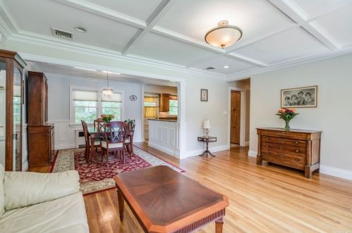 9 Doris Ct, Northport NY  11768-2000 exterior