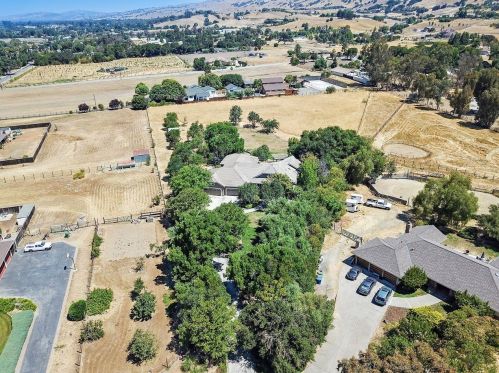 10000 Walter Welsher Ct, Gilroy CA  95020-9704 exterior