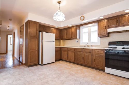 11 Gregg Ln, Bayonne NJ  07002-3706 exterior