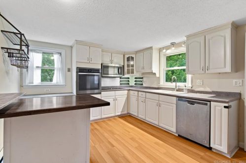 8 Sautter Dr, Uncasville CT  06382-1829 exterior