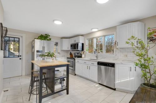 548 Middlefield St, Middletown CT  06457-3553 exterior