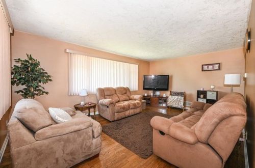 105 Glenburn Dr, Pittsburgh, PA 15236-3742