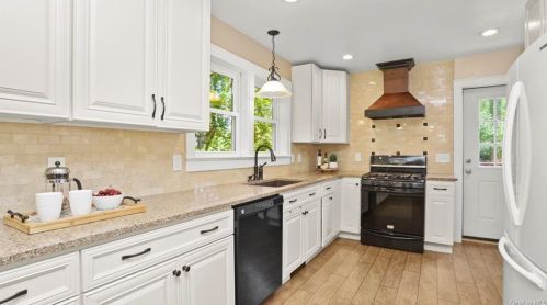 32 Sunset Hill Rd, Tompkins Corners, NY 10579-2030