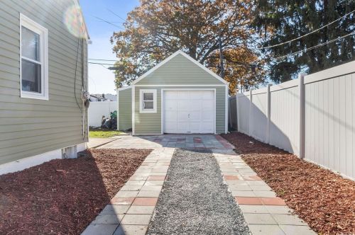 828 Bruce Dr, North Wantagh, NY 11793-1114