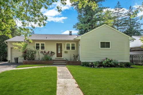 286 Manetto Hill Rd, Hicksville, NY 11803-1315