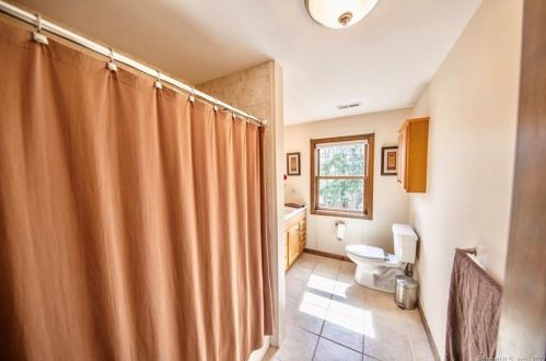 7 Edgewood Dr, Middletown CT 06457-3508 exterior