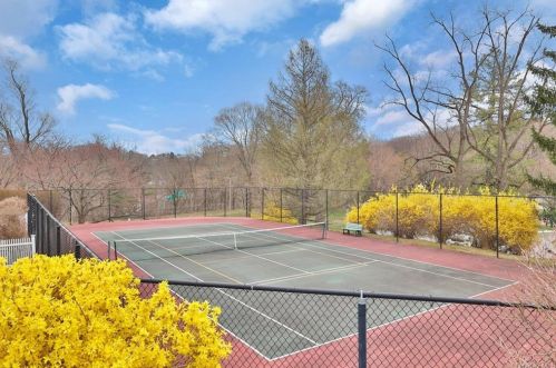 89 Mystic Dr, Crotonville NY  10562-1965 exterior