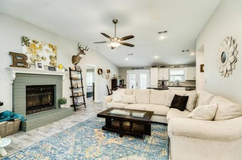 1308 Heather Ln, Angleton, TX 77515-3657
