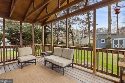5593 Neddleton Ave, Woodbridge VA  22193-4156 exterior