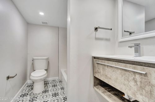 226 Davis Ave, Lacey NJ  08731-3519 exterior