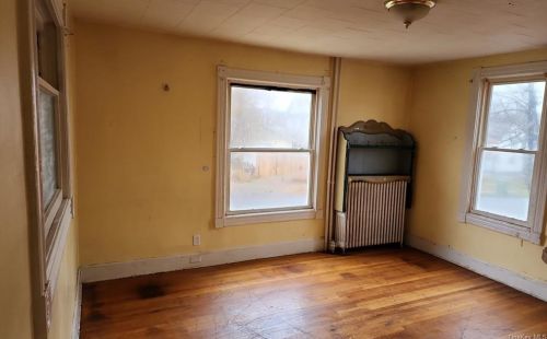 38 Crescent Pl, Middletown NY  10940-5627 exterior