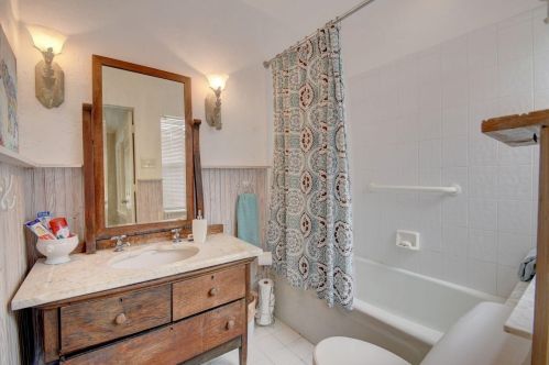 219 33rd St, West Palm Beach FL  33407-4907 exterior