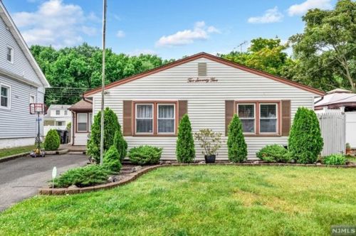 275 Falmouth Ave, Elmwood Park, NJ 07407-2809