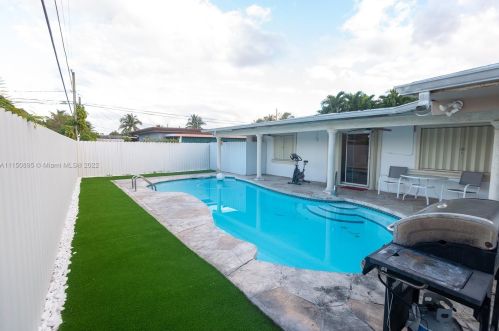 6265 111th Ter, Hialeah FL  33012-2354 exterior