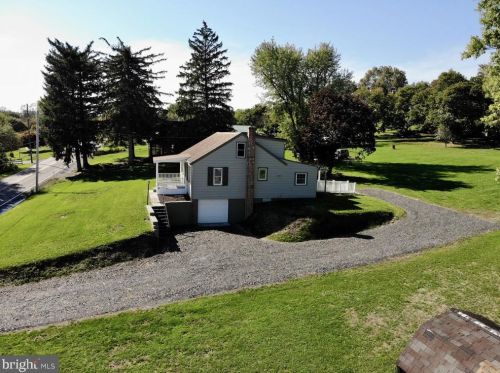 331 Sweet Arrow Lake Rd, Lincoln Colliery, PA 17963-9475