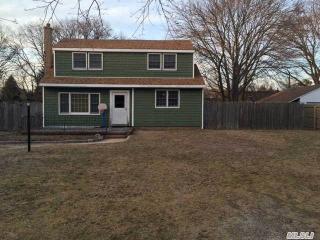 301 Muriel St, Holbrook, NY 11741-3819