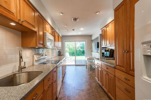 35 Standish Dr, Mount Sinai NY  11766-2621 exterior