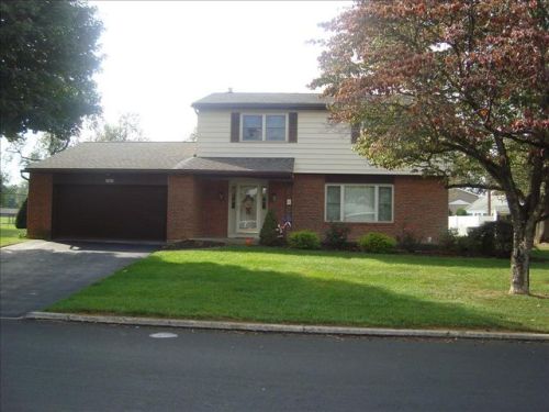 1300 Walnut Ln, Macungie, PA 18062-9402