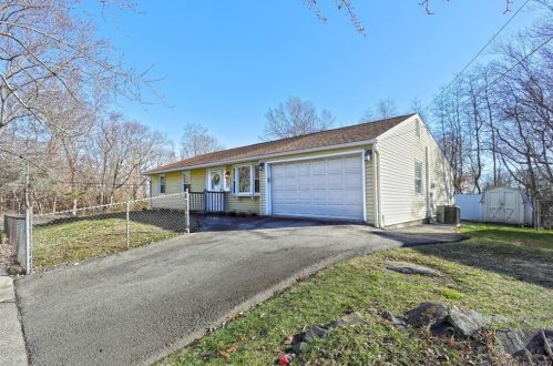 4 Windsong Ln, Milford, CT 06460-5945