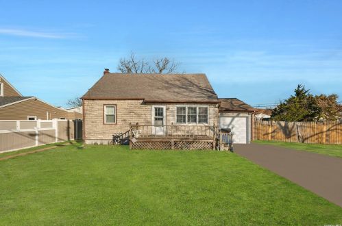 390 28th St, Copiague, NY 11726-2608