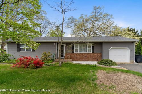 129 Taft Dr, Bricktown, NJ 08724-3239