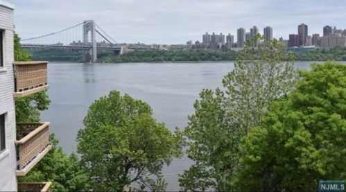 1375 River Rd, Edgewater NJ 07020-1518 exterior