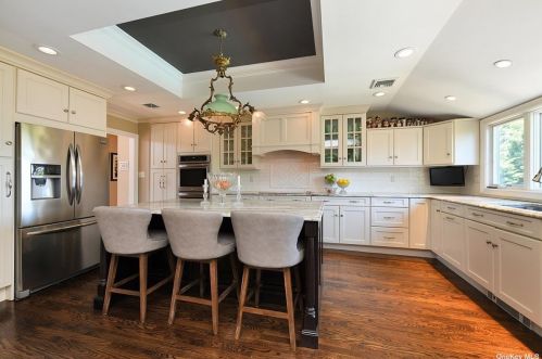 2911 Len Dr, North Bellmore, NY 11710-5205