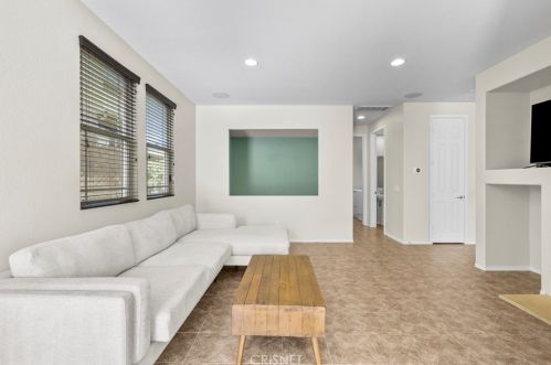 20054 Christopher Ln, Santa Clarita CA  91350-3685 exterior
