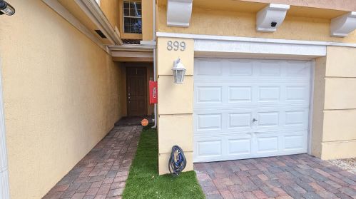 899 Pipers Cay Dr, West Palm Beach, FL 33415-4010