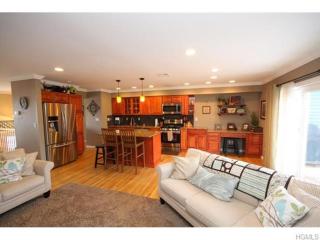 12 Oakwood Ln, Thiells, NY 10984-1403