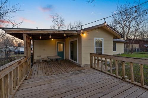 7704 Delafield Ln, Austin TX  78752-1315 exterior