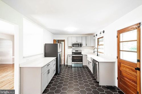 415 Liberty St, Charles Town WV  25414-1827 exterior