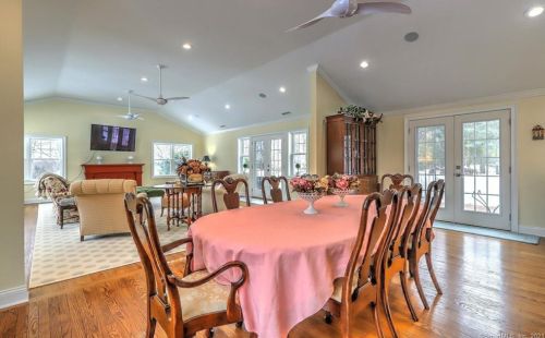 5 Weatherbell Dr, Norwalk CT 06851-1411 exterior