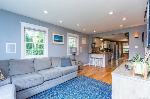 755 Hancock Pl, North Lindenhurst, NY 11757-6904