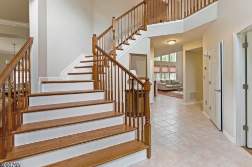 8 Blue Ridge Cir, Scotch Plains, NJ 07076-3300