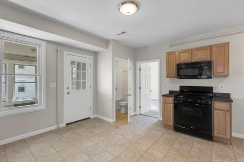 30 Foster St, Manchester CT 06040-5330 exterior