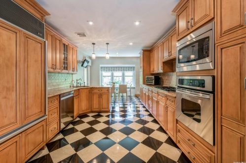 1045 Channel Dr, Hewlett NY  11557-2616 exterior