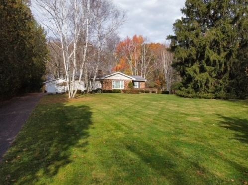 1851 Kings Chapel Rd, New Castle, PA 16105-4823
