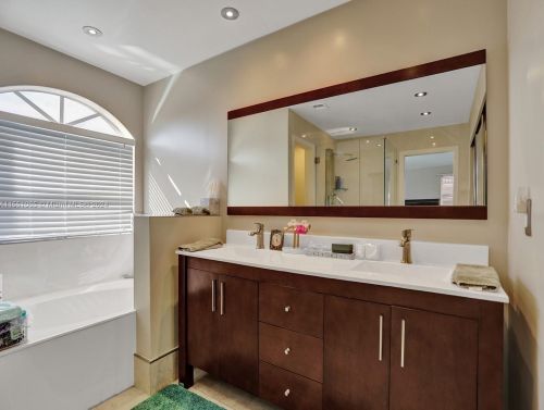 1282 192 Ave, Hollywood FL 33029-5823 exterior