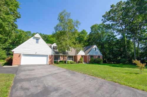 17 Village Dr, East Lyme, CT 06333-1240