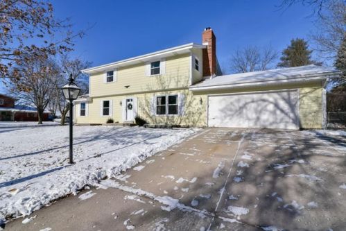 2336 Bramblewood Ct, Waukesha, WI 53188-1515