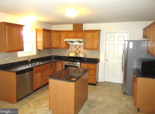 201 Longmeadow Dr, Wilmington, DE 19810-1452