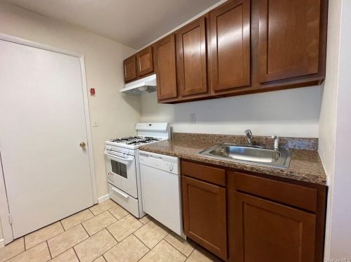 215 Concord Ln, Middletown, NY 10940-6656